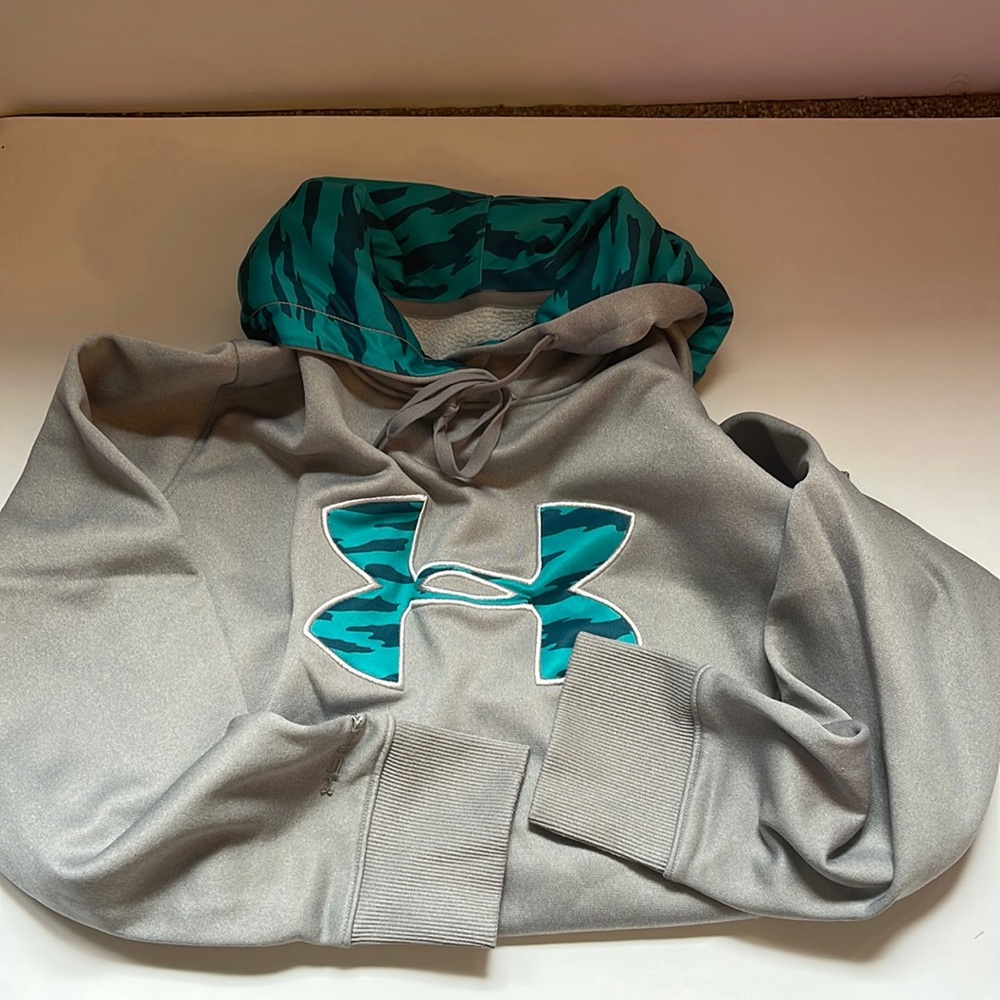 UNDER ARMOUR SWEATSHIRT